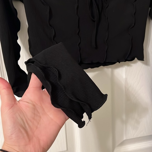 NWOT: Shein black ribbed crop top, with tie/low back & bell split sleeves - Picture 3 of 5